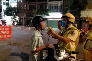 Vi phạm nồng độ cồn, nam sinh viên thanh minh 'chỉ uống nước tăng lực'