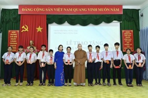 Chùa Liên Trì trao 51 suất học bổng cho học sinh vượt khó Trường THCS Vũng Tàu