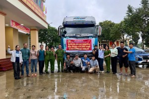 LÃNH ĐẠO VÀ CÁN BỘ CHIẾN SĨ VĂN PHÒNG CQCSĐT CÔNG AN TỈNH ĐĂK LĂK VƯỢT HÀNG TRĂM KM ĐẾN VỚI BÀ CON VÙNG LŨ