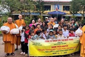 Lan tỏa tinh thần từ bi cứu khổ: Tịnh xá Ngọc Sơn Dinh, Tịnh Thất An Lạc, Chùa Bửu Liên Quang trao 850 phần quà hỗ trợ đồng bào miền Trung