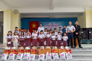 Công ty Luật Thiên Hương, Công ty Tư vấn Huỳnh Nguyễn trao quà cho Học sinh tại tỉnh Vĩnh Long.