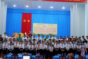 VĨNH LONG:  CÔNG TY LUẬT THIÊN HƯƠNG VÀ CÁC ĐƠN VỊ ĐỒNG HÀNH CÙNG HỌC SINH XÃ QUỚI ĐIỀN