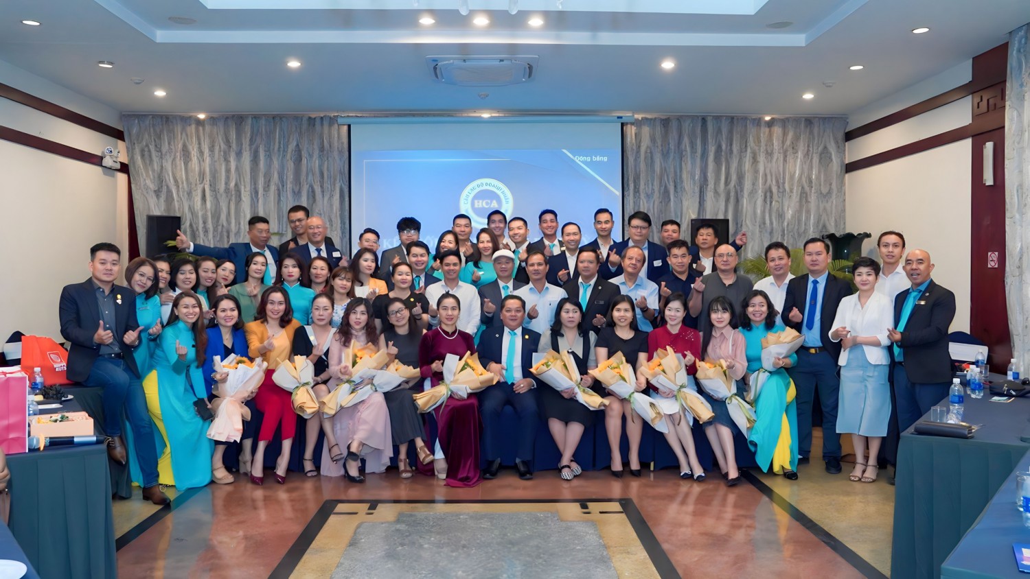 Thành viên HCA và khách mời chụp ảnh lưu niệm, ghi dấu sự thành công của phiên sinh hoạt định kỳ đầu tiên, nhiệm kỳ 3