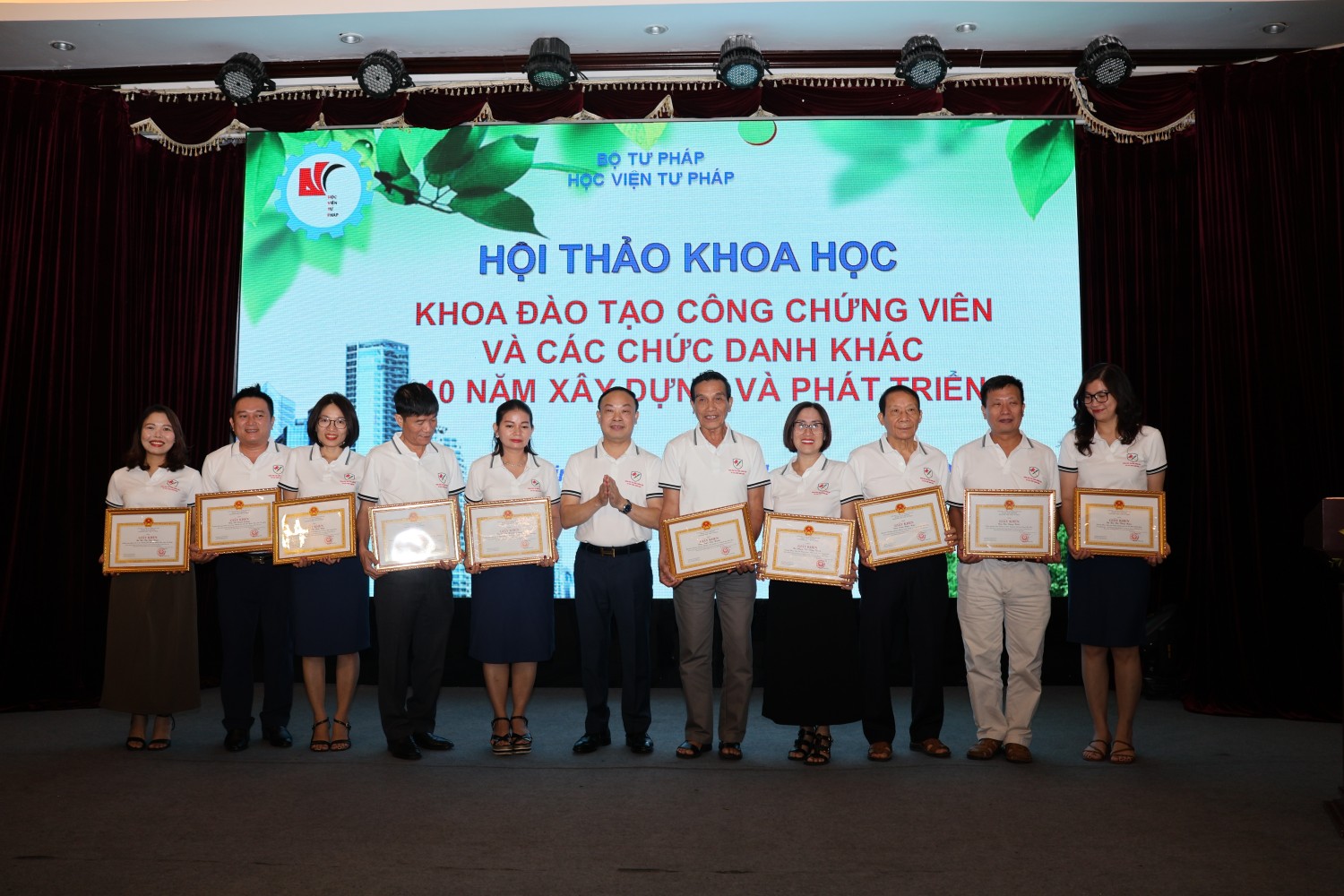 4 Cá nhân nhận giấy khen