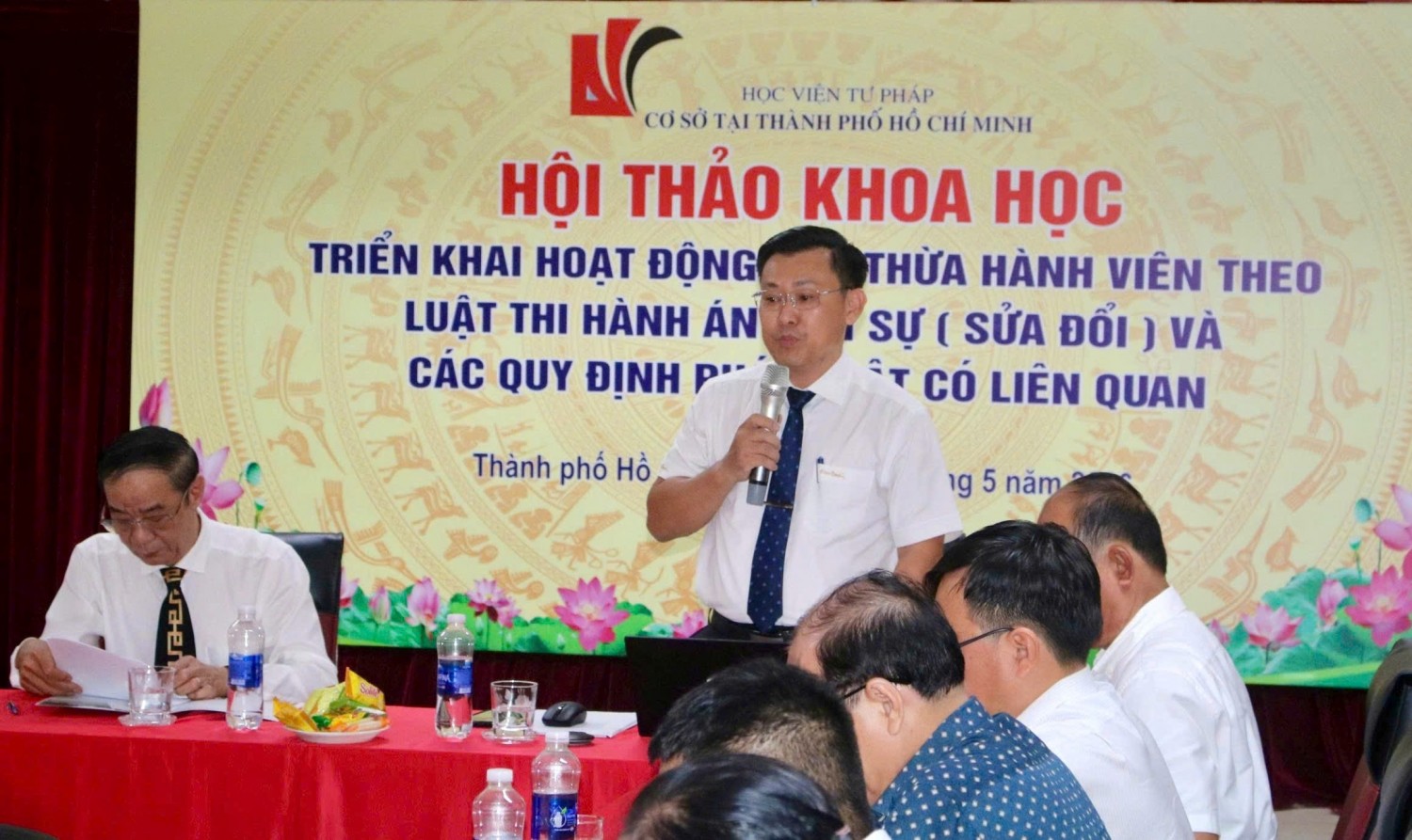 Tác giả trình bày tham luận tại Hội thảo